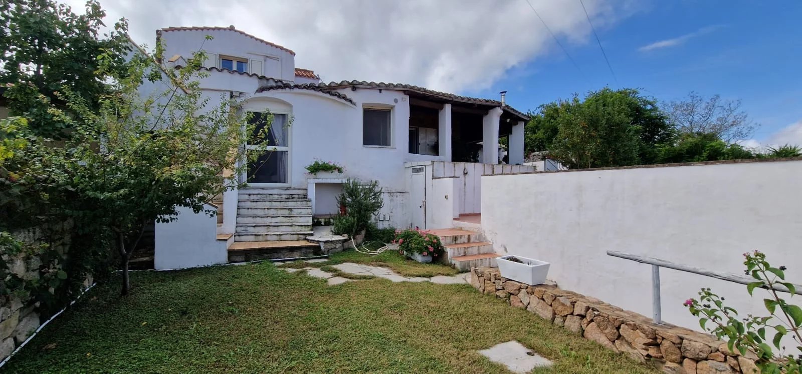 Soluzione indipendente con giardino e solarium